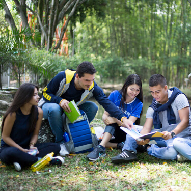 Grupo de estudiantes sentados y conversando en el lago de la Universidad Javeriana Cali