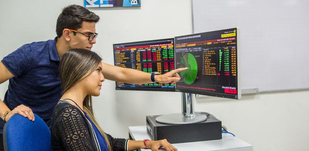 Estudiantes revisando datos