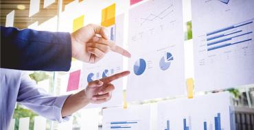 Pared con gráficos, datos y cifras económicas