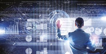 Hombre de traje revisando gráficos en realidad aumentada