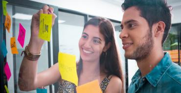 Estudiantes de Administración de Empresas en clase práctica