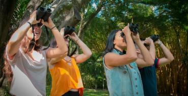Grupo de estudiantes realizando avistamiento de aves