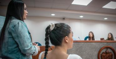 Grupo de estudiantes en el escenario de práctica tribunal Simulado