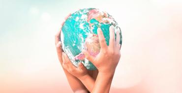 Manos sosteniendo un globo terraqueo