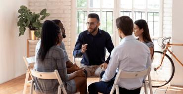Grupo de personas reunidas en círculo