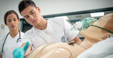 Estudiantes de enfermería realizando práctica en el Hospital Simulado