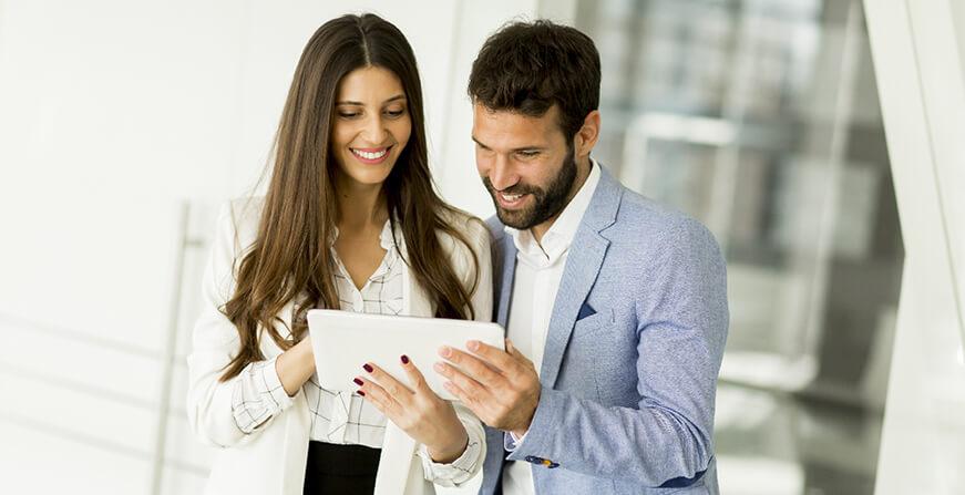 Mujer y hombre de negocios revisando tablet