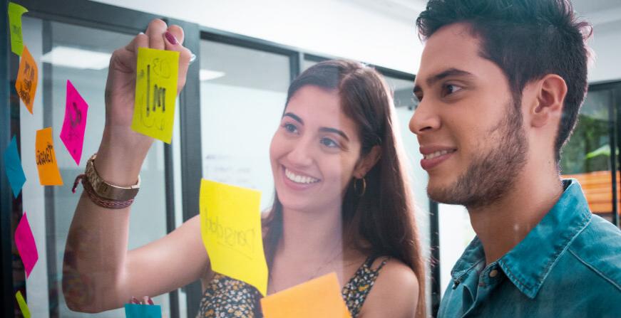 Estudiantes de Administración de Empresas en clase práctica