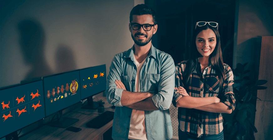 Hombre y mujer en sala de computadores animando 3d