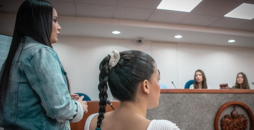 Grupo de estudiantes en el escenario de práctica tribunal Simulado