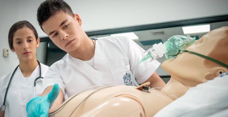 Estudiantes de enfermería realizando práctica en el Hospital Simulado