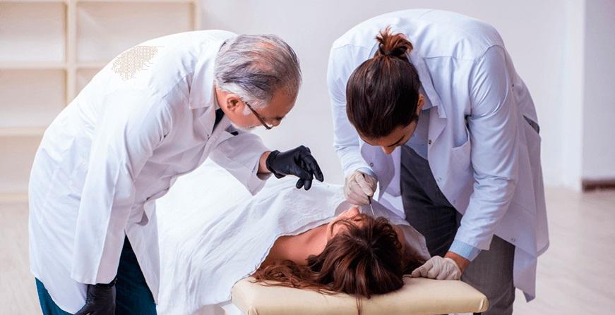 Forenses revisando un cuerpo